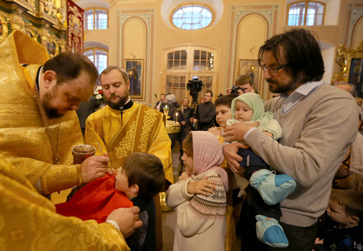 Il rito della Comunione in una chiesa di San Pietroburgo
