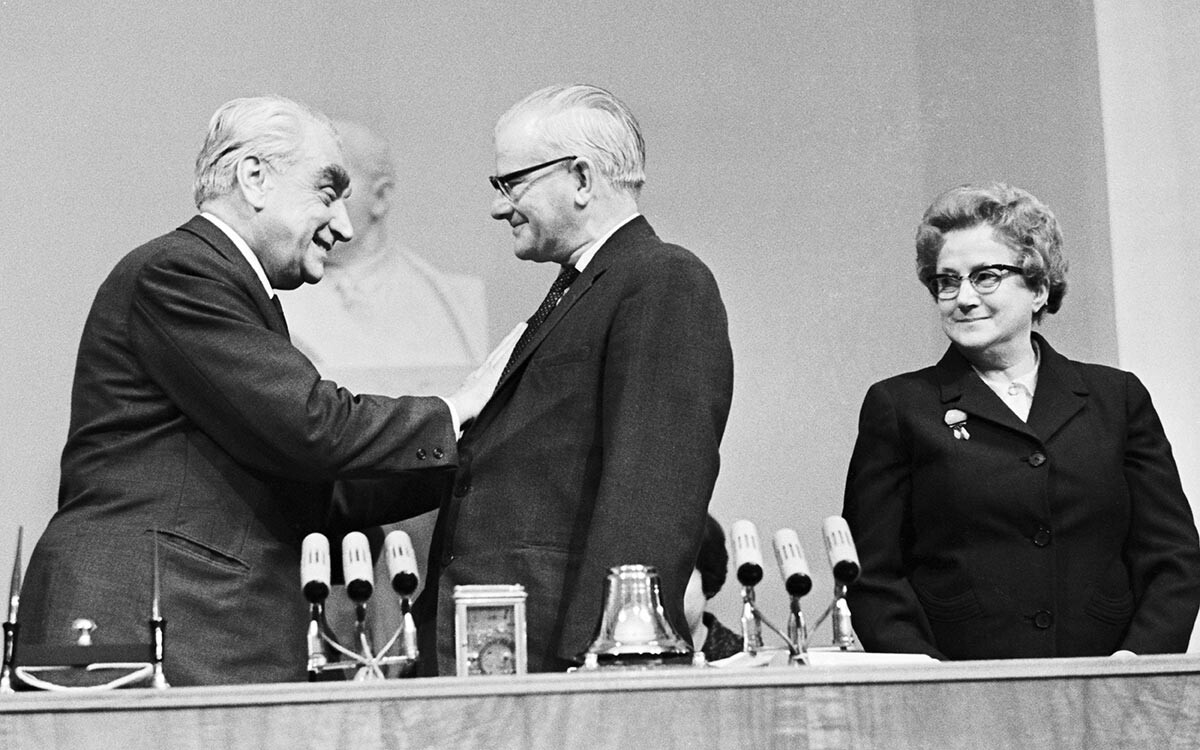 Shaffer (pictured in center) during the Peace Prize awarding in Moscow