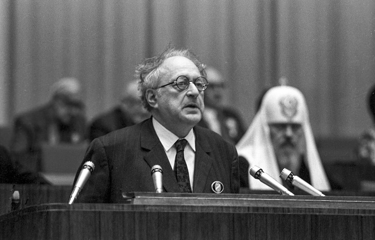 Монтегю на Всемирном конгрессе миролюбивых сил в Москве, 1973