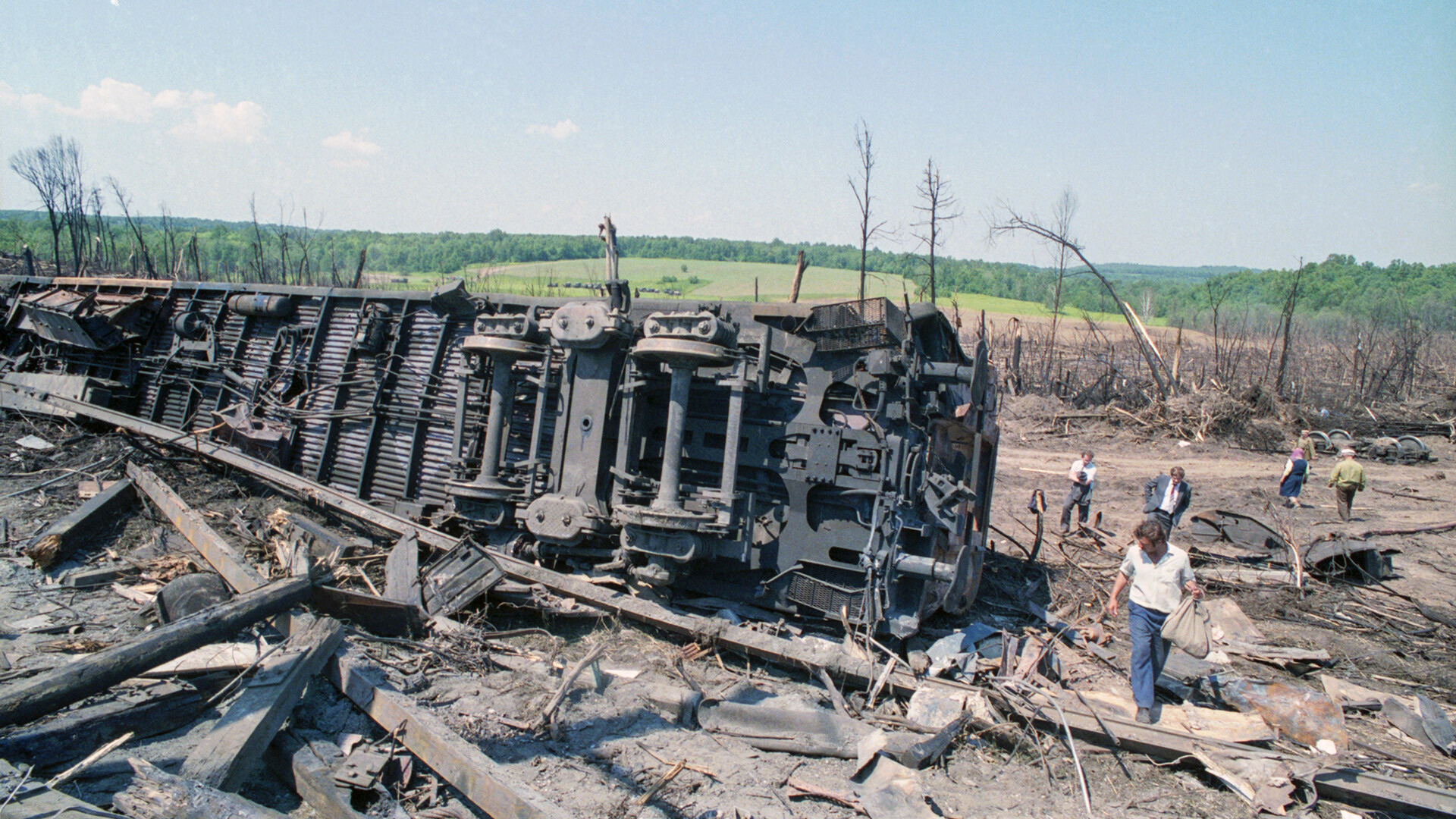 Родбина и пријатељи погинулих у железничкој несрећи код Уфе на месту трагичног догађаја.