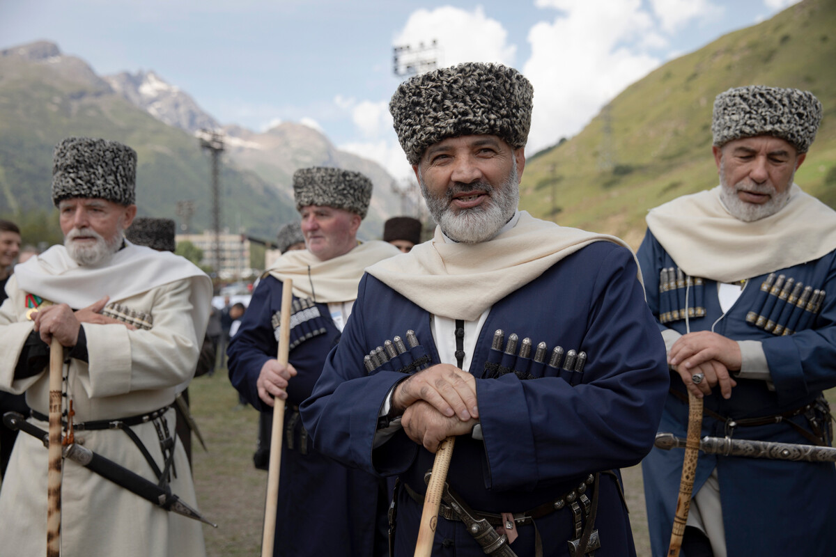 Russland. Kabardino-Balkarien. Teilnehmer des Festivals der Weltrekorde anlässlich des Tages der Staatlichkeit der Republik Kabardino-Balkarien. Die Veranstaltung fand in der Elbrus-Region in einer Höhe von über 2.000 Metern über dem Meeresspiegel statt.