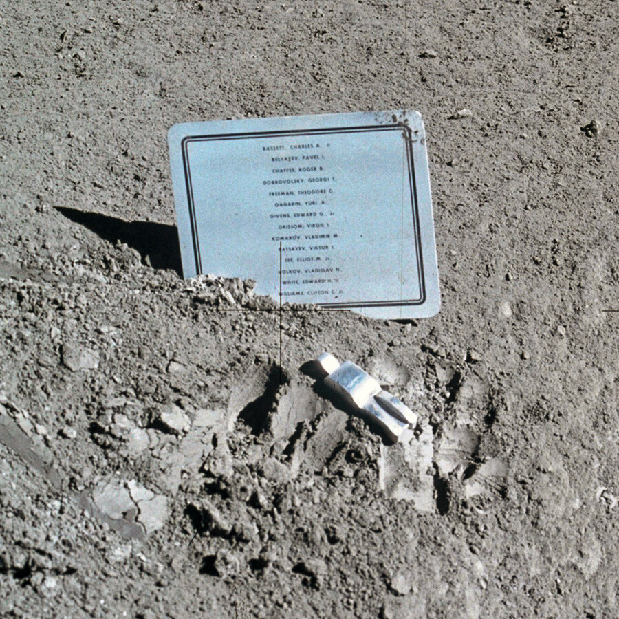 月に設置された「斃（たお）れし宇宙飛行士」という作品