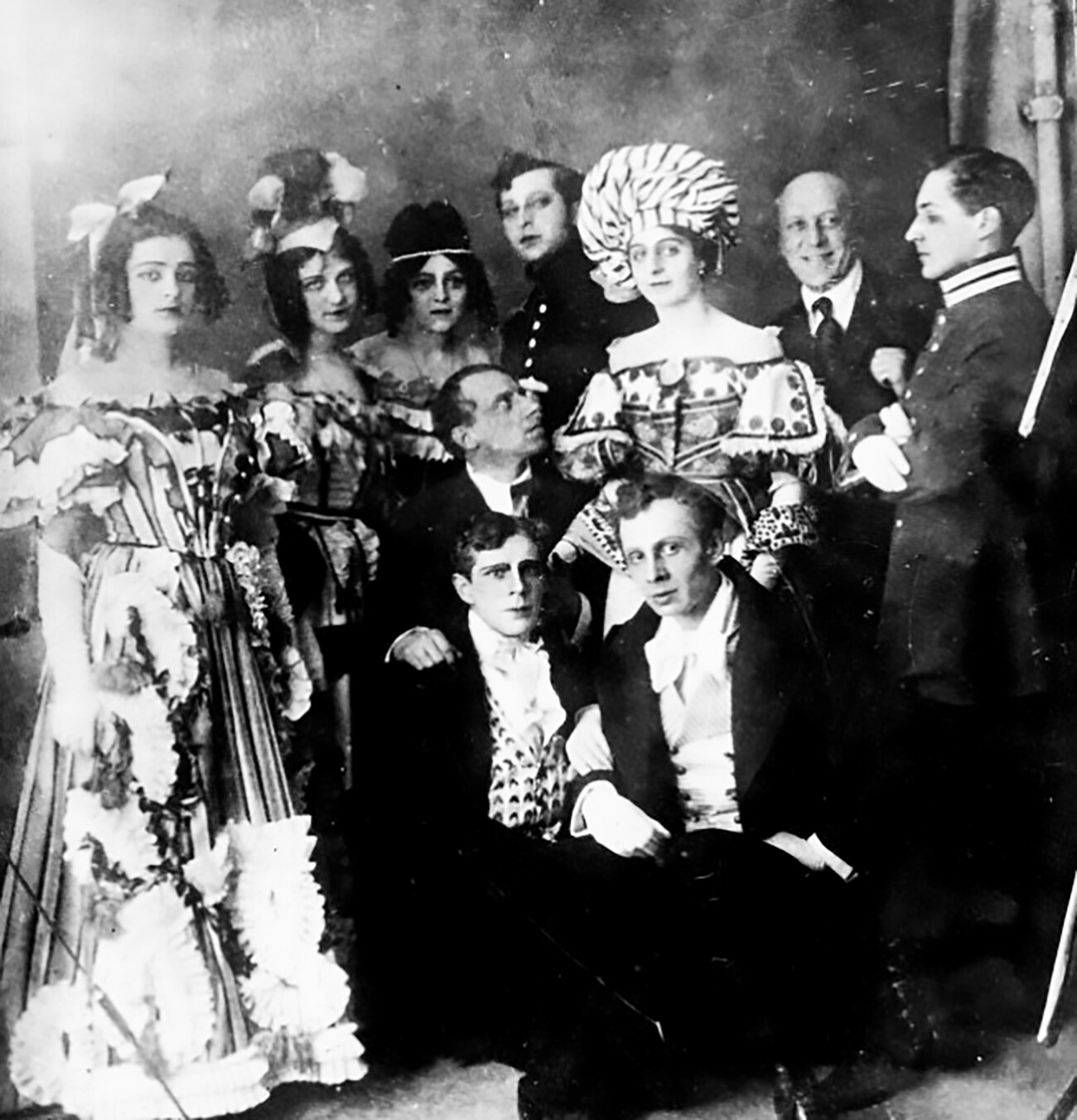 Vsevolod Meyerhold (regardant à droite) avec sa troupe