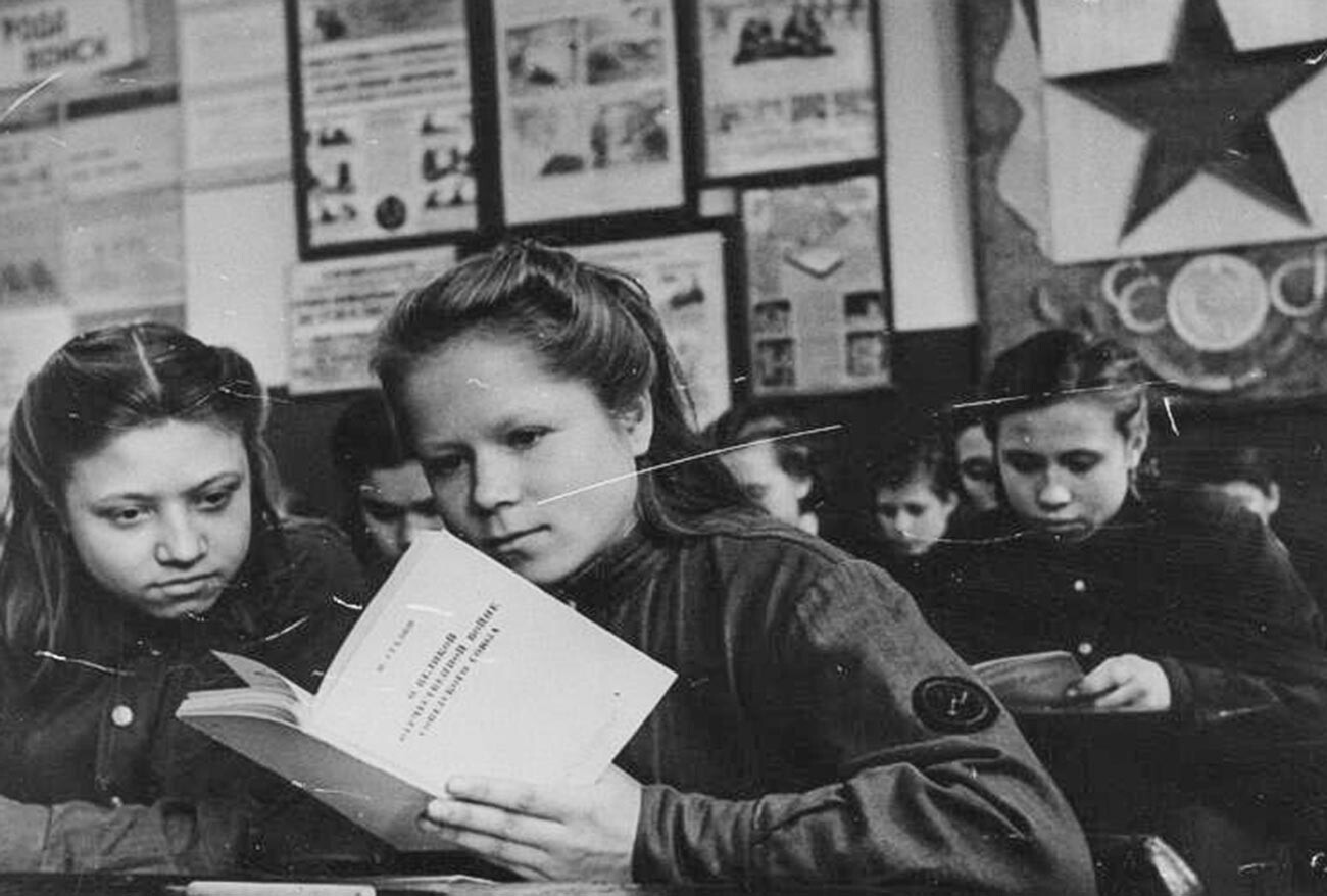 Ремесленники училища связистов читают книгу Сталина.
