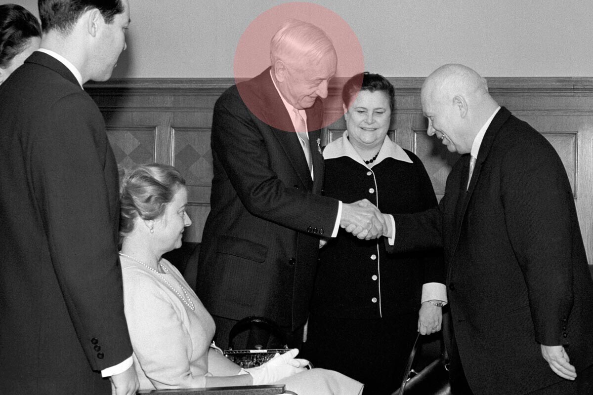 Nikita Khrushchev (kanan) berjabat tangan dengan Cyrus Eaton selama kunjungannya ke Uni Soviet pada tahun 1964