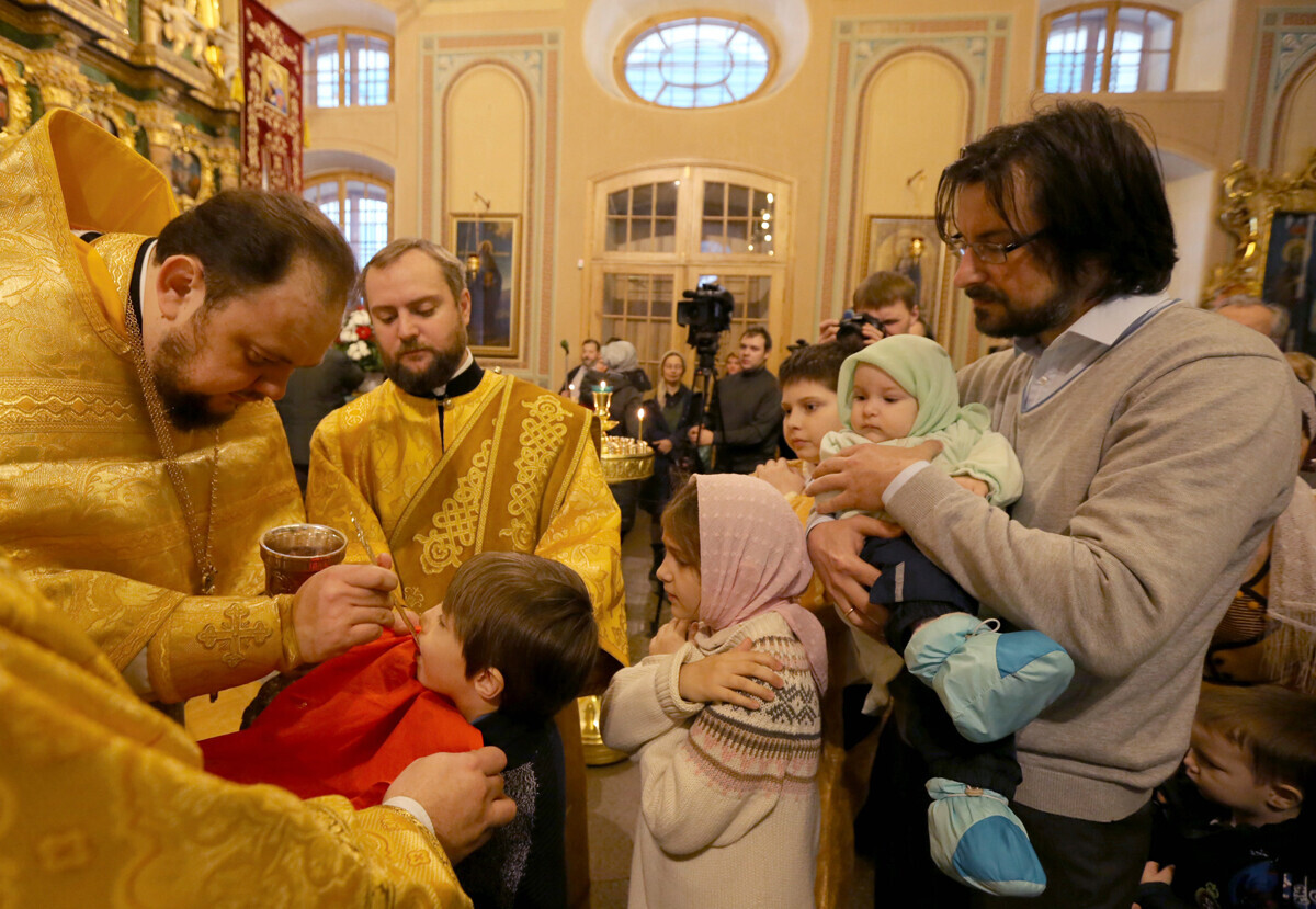 Ritual da Santa Comunhão após liturgia em um templo em São Petersburgo