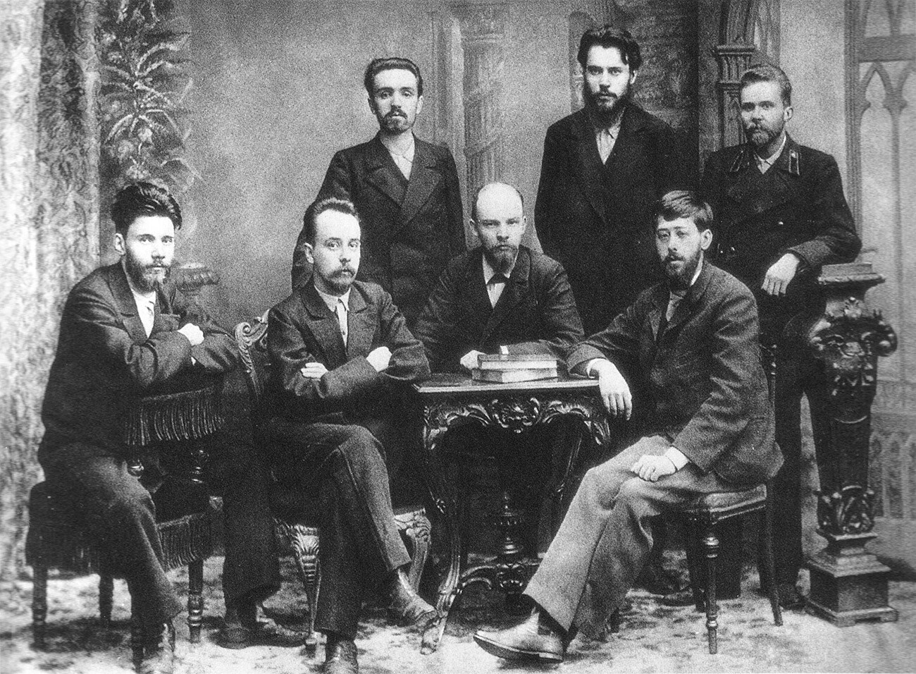 Vladímir Uliánov (en el centro) entre los miembros de la Unión para la lucha por la liberación de la clase obrera de San Petersburgo. 