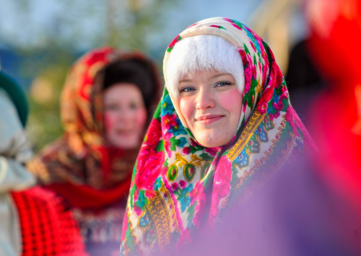クリスマスのお祝い（ロシアではロシア正教の伝統に従って1月7日に祝われる）でロシアの民族衣装であるパヴロフスキー・ポサドのショールをまとう女性