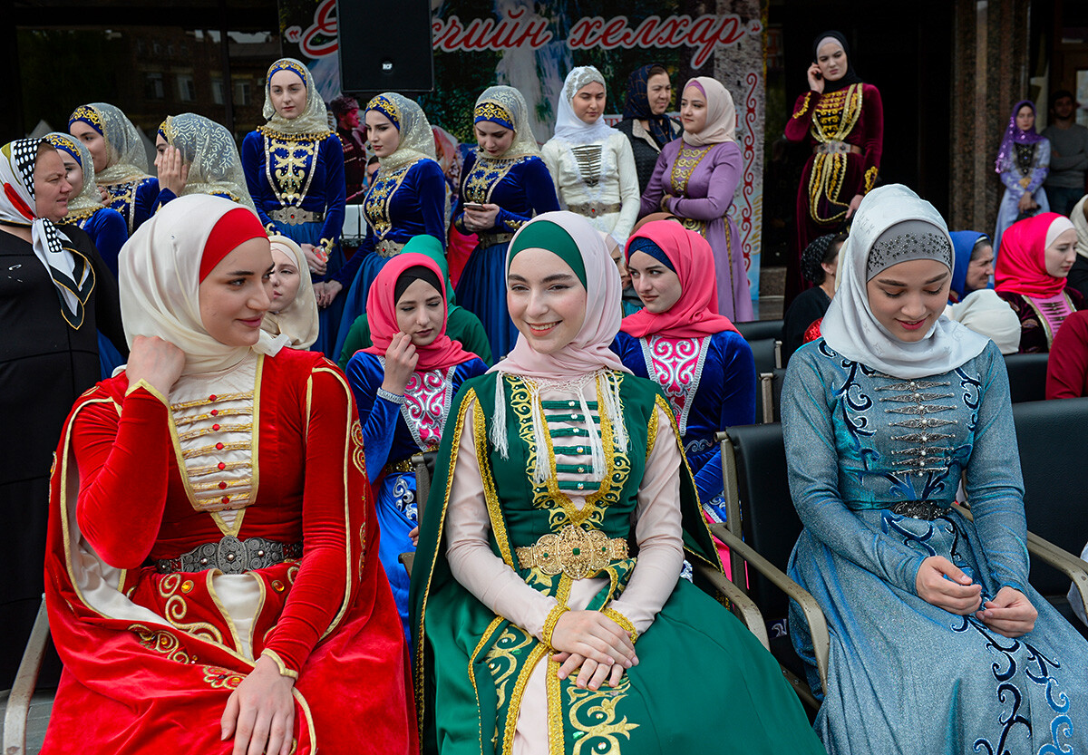 民族衣装を身に着けたチェチェンの少女たち