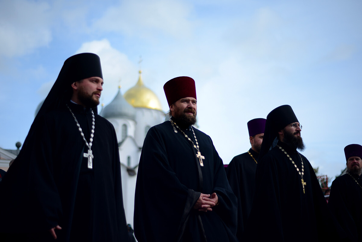 ロシアが国家として形つくられて1150周年を祝う聖職者たち