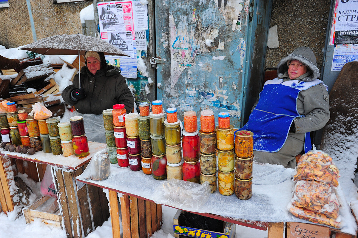 街頭ロシア風食材店。女性たちが野菜やキノコの瓶詰保存食を販売している