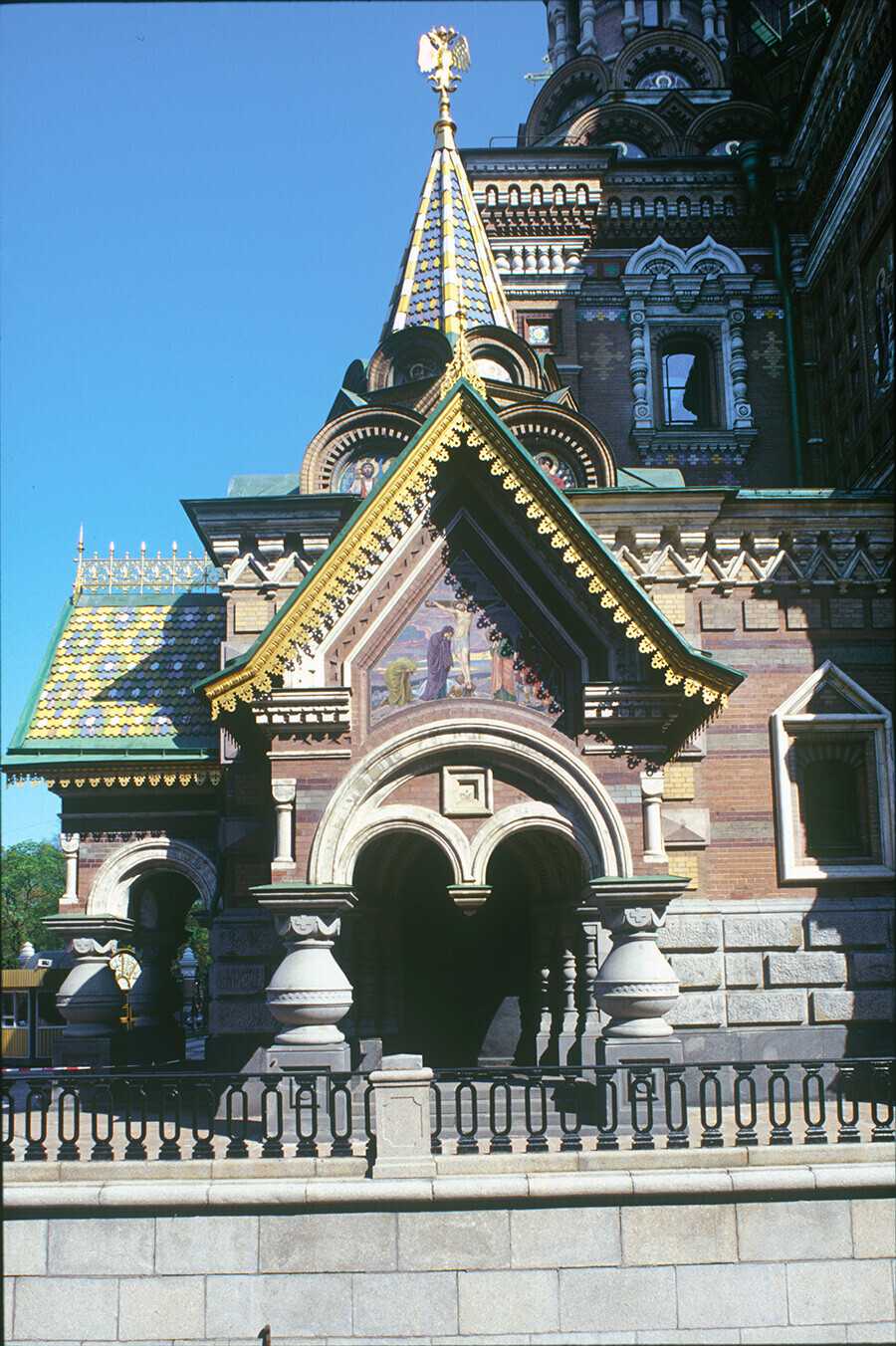 Teras barat laut Katedral, pemandangan barat dengan panel mosaik Penyaliban oleh VM Vasnetsov (25 Mei 2003)