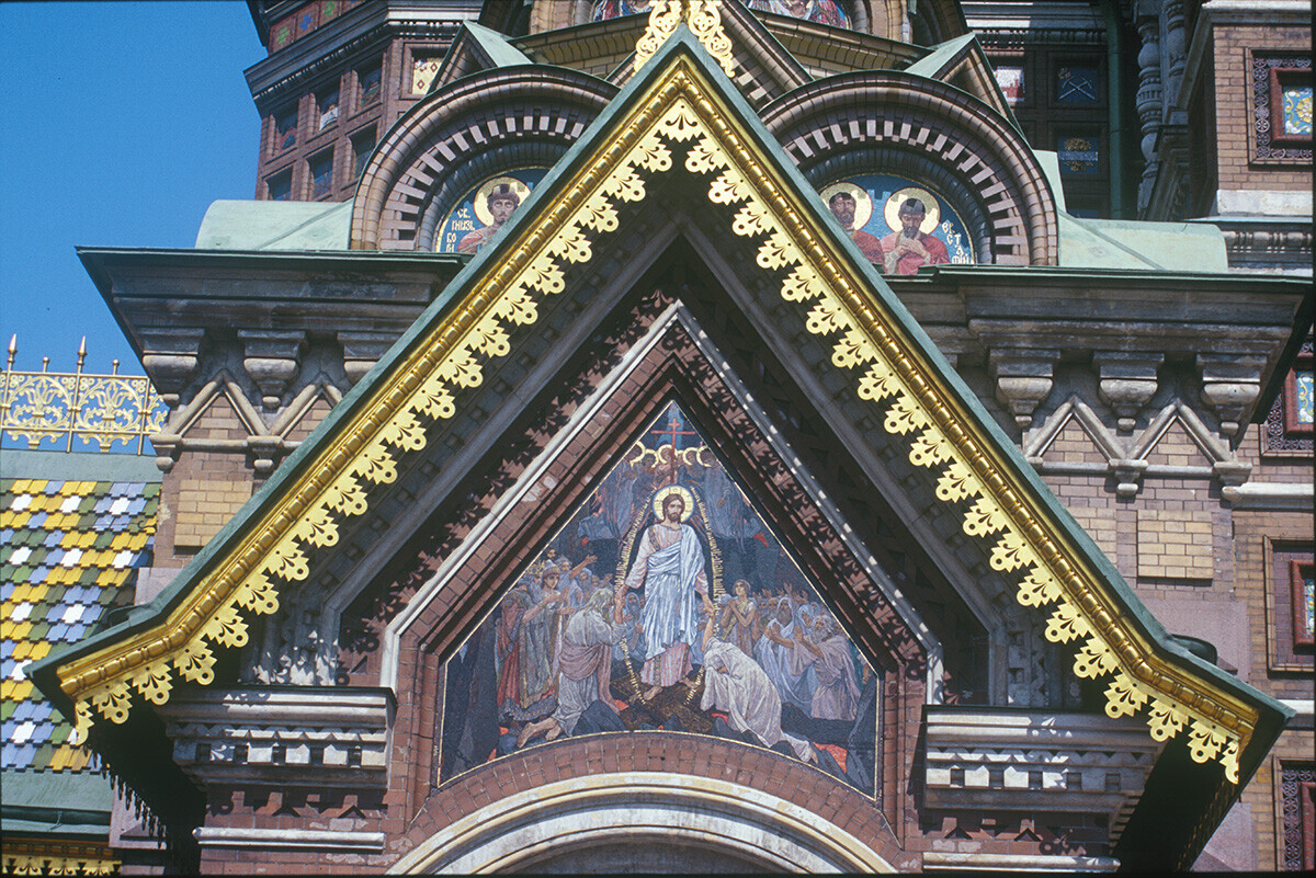 Katedral Kebangkitan. Teras selatan, pedimen dengan mosaik 