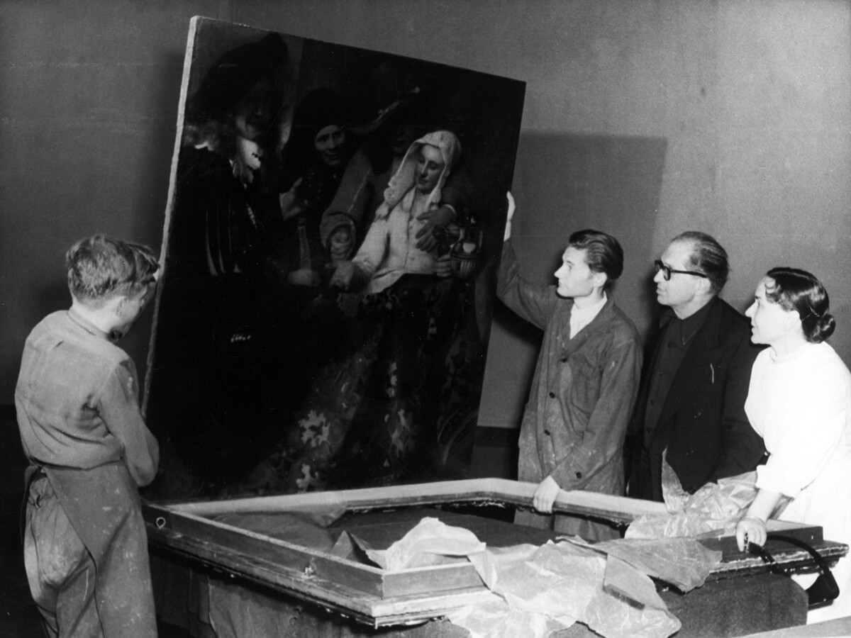  Репродукция на фотография на преместването на картини, взети от Германия след Великата отечествена война 1941-1945 година в Дрезденската художествена изложба. 1955 година 