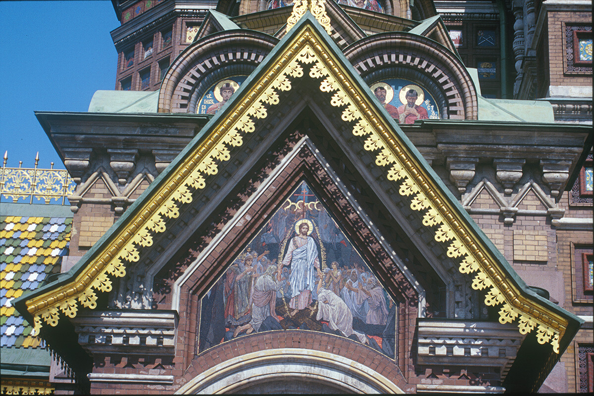 Catedral de la Resurrección. Porche sur, frontón con mosaico Descenso a los infiernos de V. M. Vasnetsov. 25 de mayo de 2003.
