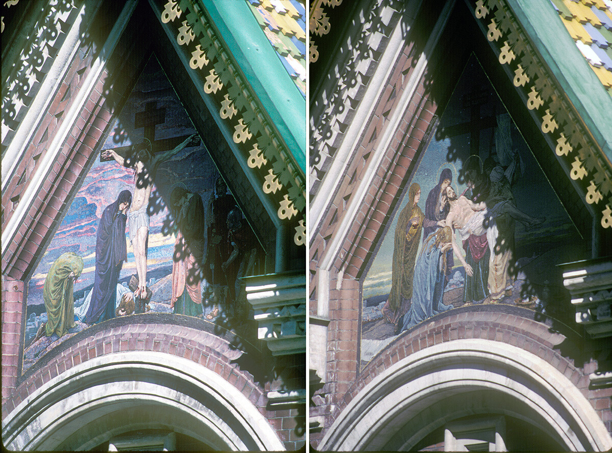 Izquierda: Porche noroeste, panel de mosaico de la Crucifixión de V. M. Vasnetsov. A la derecha: Porche suroeste, panel de mosaico Descenso de la Cruz de V. M. Vasnetsov. 29 de mayo de 1998. 