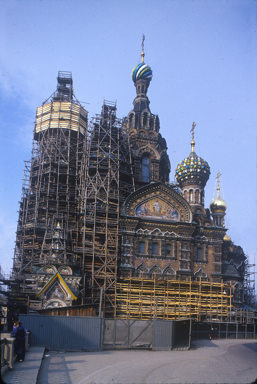  Catedral de la Resurrección (en restauración). Vista sur. 15 de abril de 1984. 