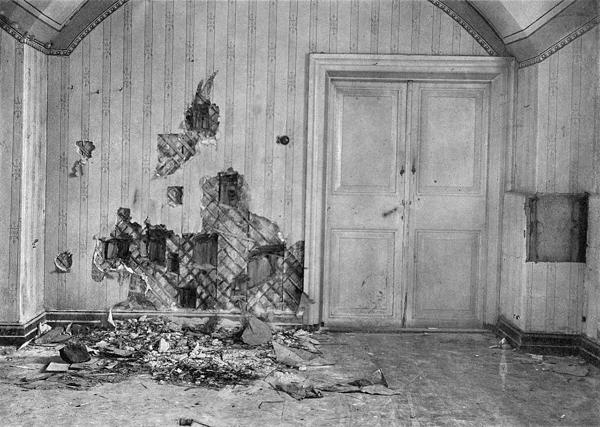 Porão da Casa Ipatiev onde a família Romanov foi executada; a parede foi destruída em busca de balas e outras evidências por investigadores
