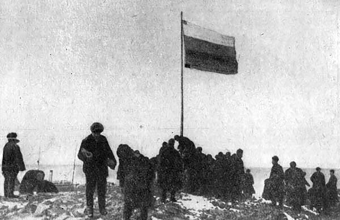 Planté de drapeau sur le cap Berg de la Zemble du Nord par l'expédition de Boris Vilkitski