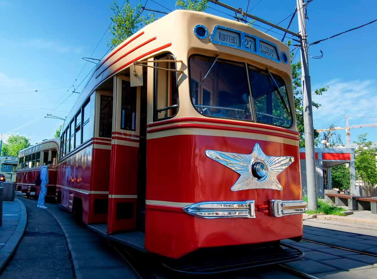 Un autre tramway emblématique est nommé KTM-1. Il a été produit dans l'usine de construction de wagons Kirov à Oust-Katav, dans la région de Tcheliabinsk (sud de l’Oural), entre 1947 et 1961.