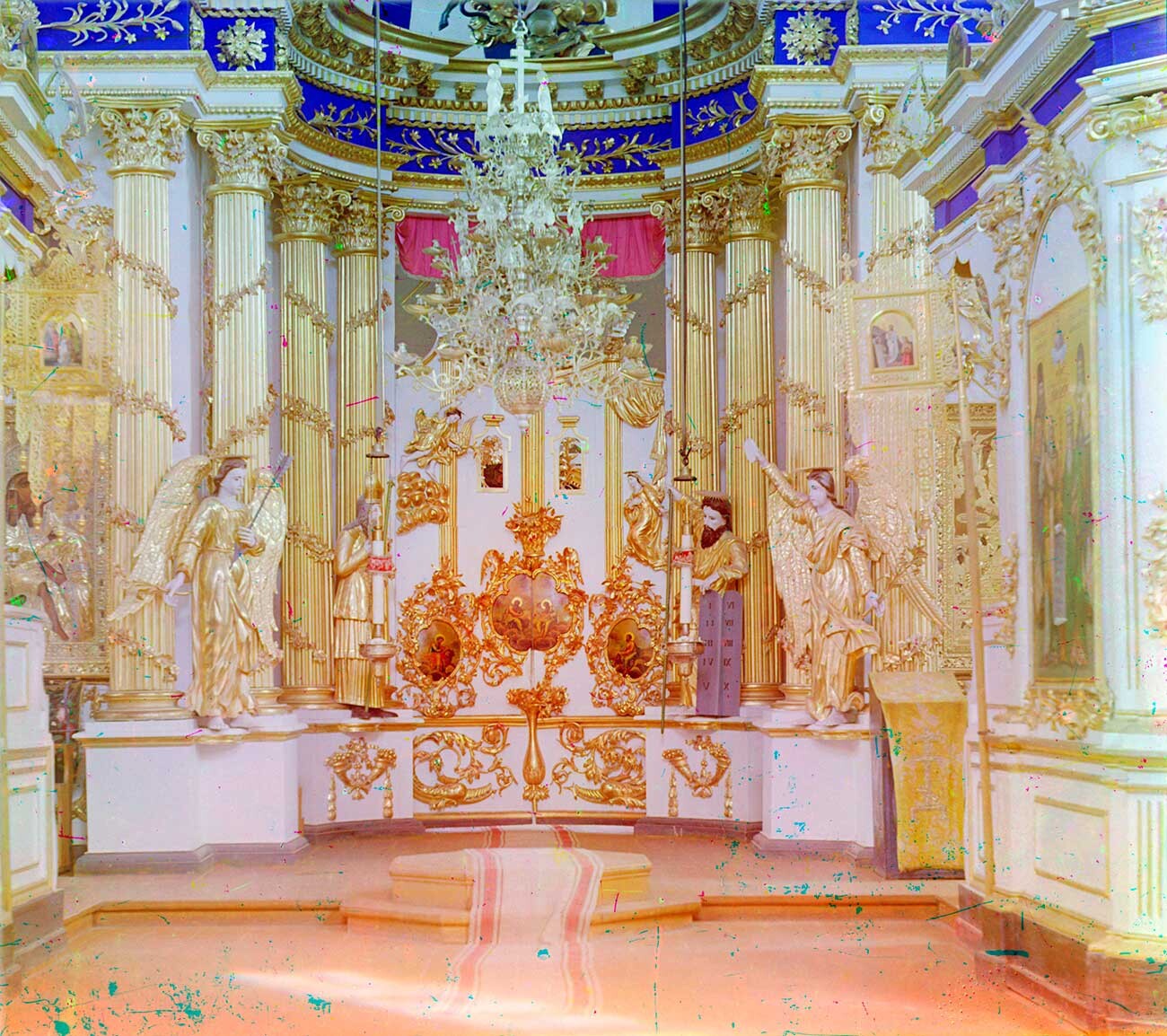 Cathédrale de la Transfiguration, iconostase, partie inférieure avec les portes royales. Été, 1909