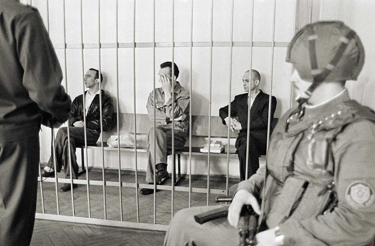 Sojenje Madujeva in drugih kriminalcev leta 1994 v Sankt Peterburgu.
