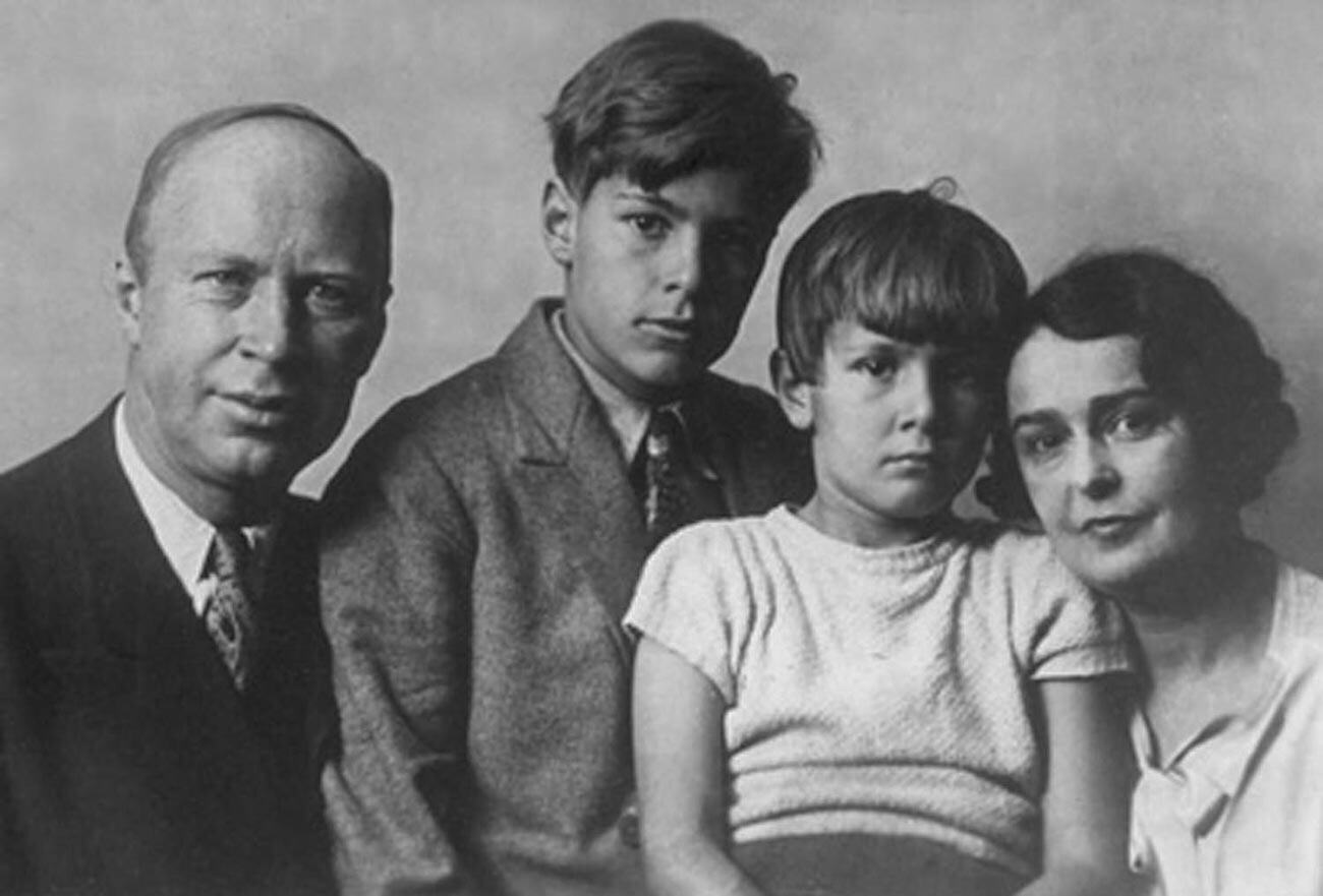 Slika družine Sergeja Prokofjeva. Od leve proti desni: Sergej, Svjatoslav, Oleg in Lina Prokofjevi.