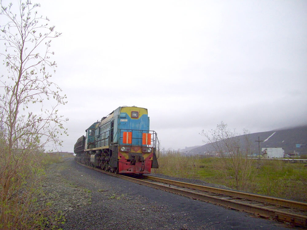 S’étendant bien au-delà du cercle polaire, la voie ferrée est un exemple particulier de ligne isolée, déconnectée du reste du réseau ferroviaire russe.

