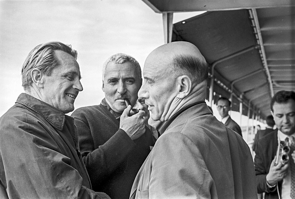 Отляво надясно: Джеймс Олдридж, съветският поет Константин Симонов и режисьорът  Александър Герасимов в Москва, 1965