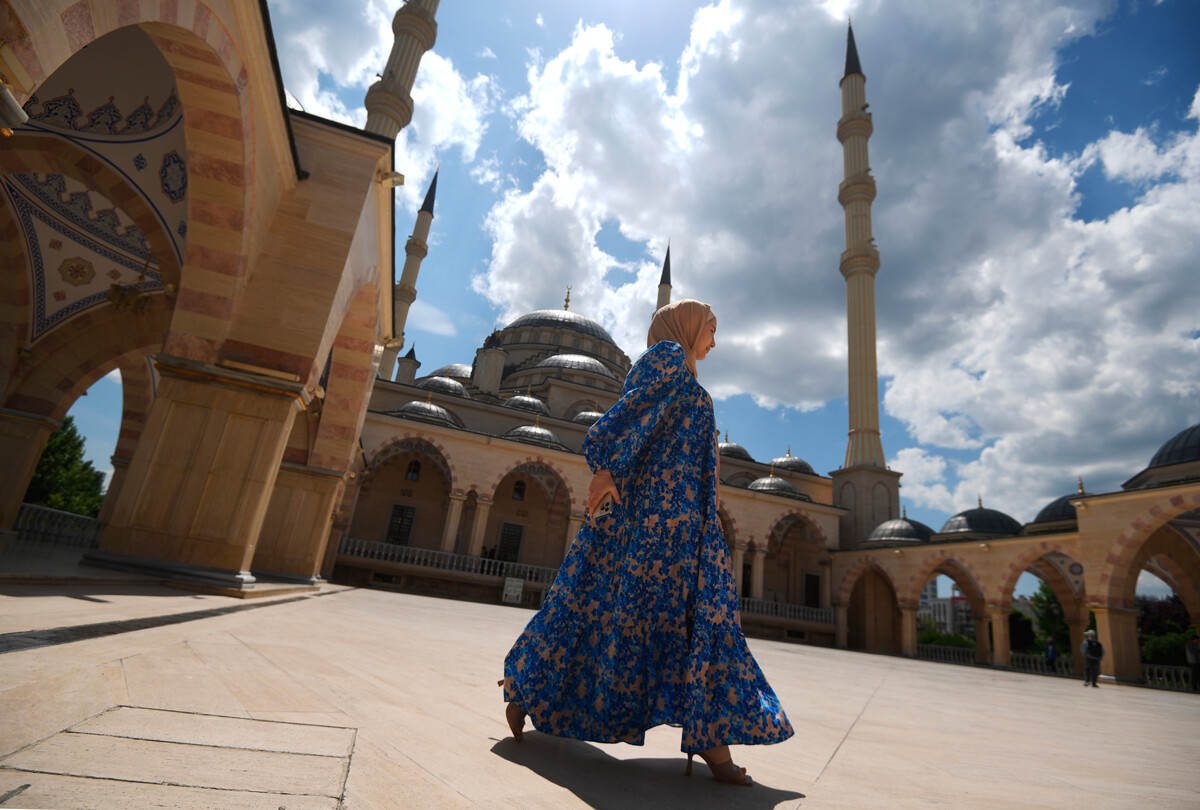 モスク「チェチェンの心」を散歩する女性、グロズヌイにて