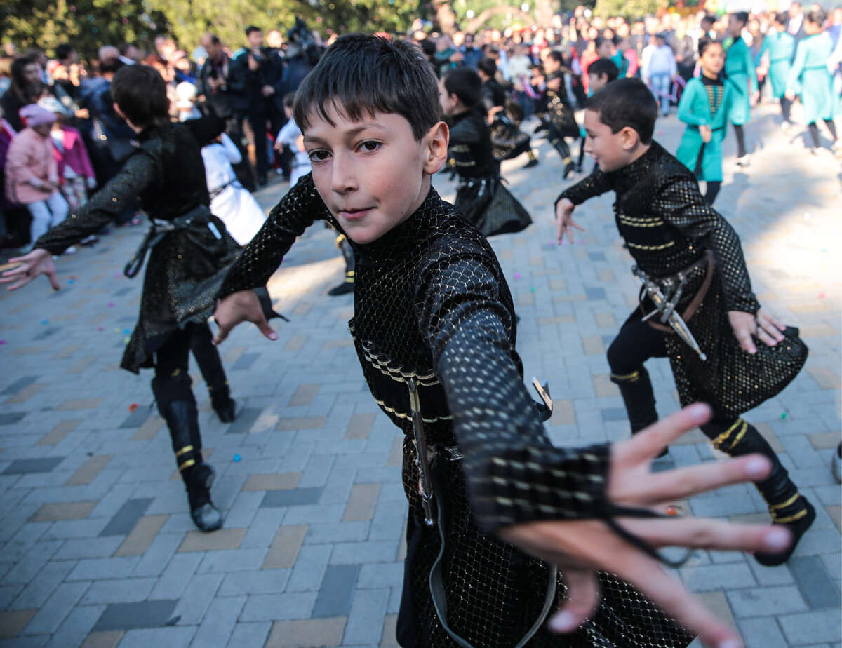 伝統舞踊を披露する少年たち、カラチャイ・チェルケス共和国の設立記念日