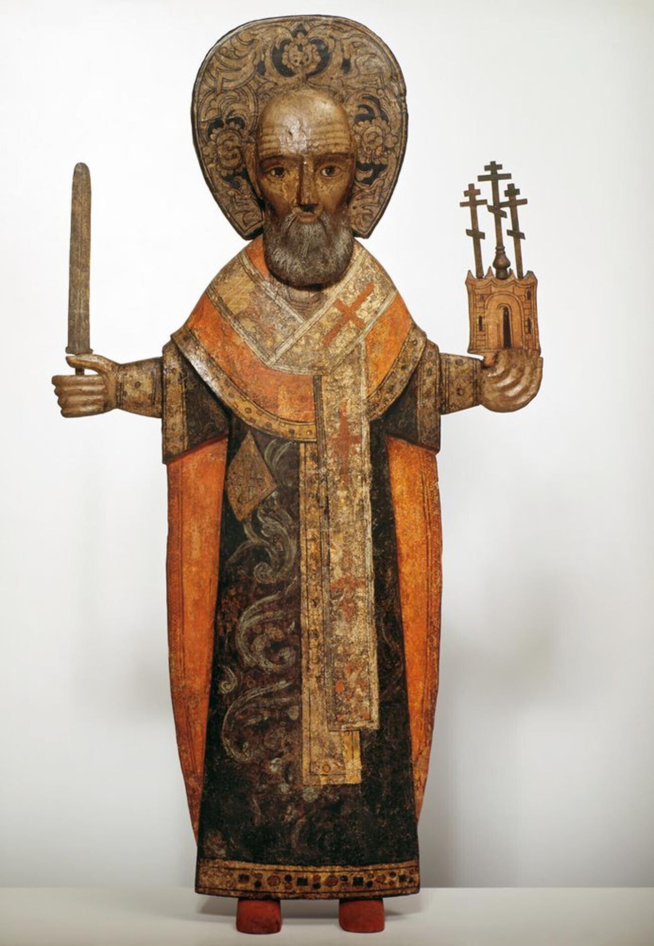 São Nicolau, o Maravilhoso (São Nicolau de Mojaisk). Escultura em madeira. Final do 17-início do século 18. Ustiujna (Galeria Tretyakov)
