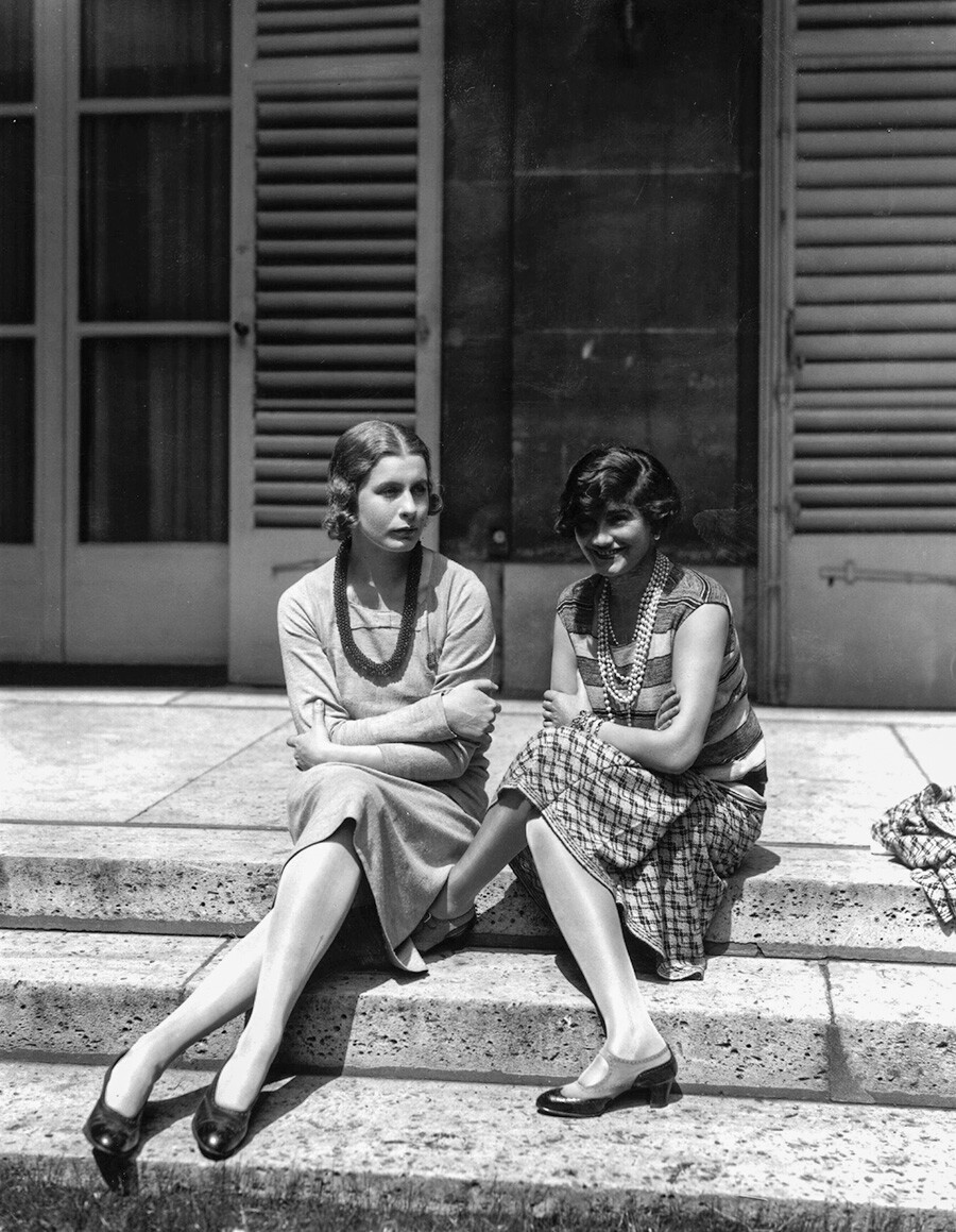 30. мај 1929. Француска модна дизајнерка Коко Шанел (1883-1971) (десно) и Леди Абди у улици Фобур Сент-Оноре, Француска.
