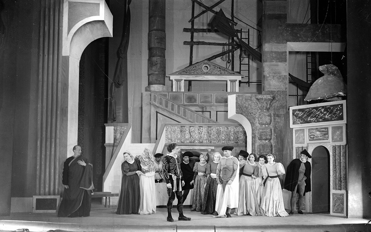Позориште Folies-Wagram, 1935. Леди Абди стоји лево у белој хаљини.