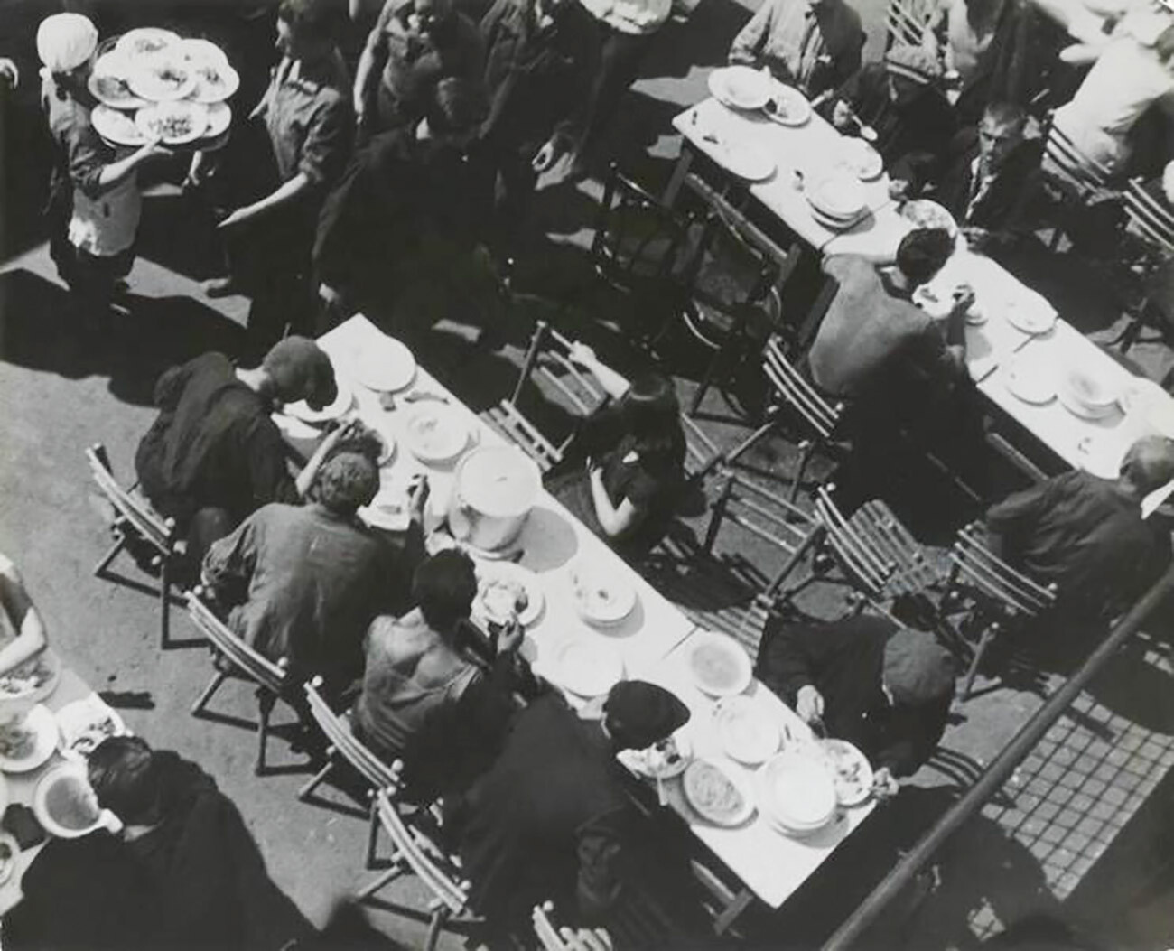 Обед на фабрике-кухне. Суп обычно ставили на стол в кастрюле, рассчитанной на нескольких рабочих.