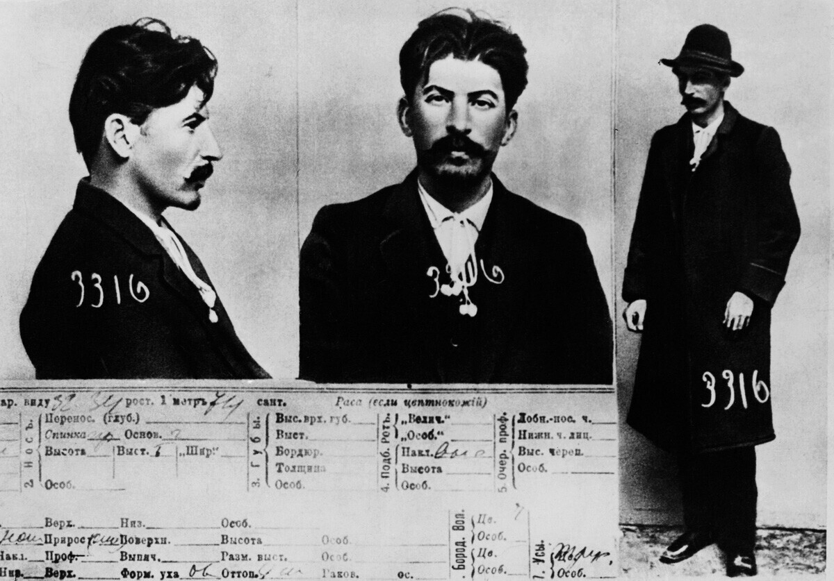 Sebuah mugshot dari Joseph Stalin muda.