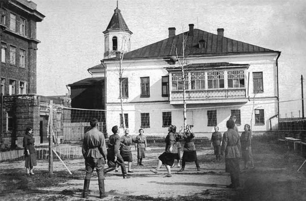Orang-orang bermain bola voli di Arkhangelsk pada tahun 1943.