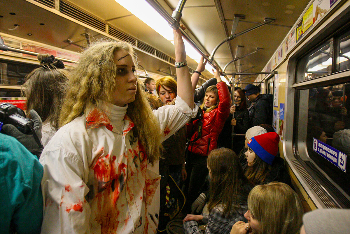 In Nowosibirsk wurde ein Zombie-Festival veranstaltet. Das Bild zeigt eine Teilnehmerin auf dem Weg zu einem Veranstaltungsort.