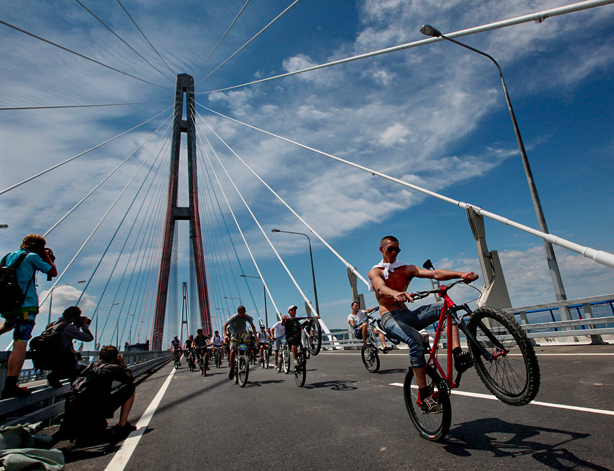 2012 wurde die Russki-Brücke in Wladiwostok eingeweiht. Sie hat die längste Spannweite einer Schrägseilbrücke der Welt. Im Bild sind Teilnehmer einer Fahrradtour über die Brücke zu sehen.