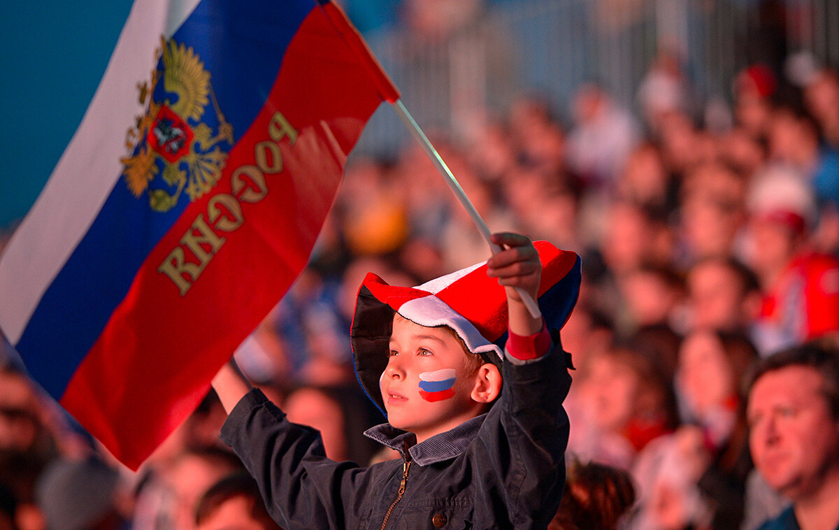 Ein Fußballfan in der Euro 2012-Fanzone in Moskau, der die russische Mannschaft beim Spiel gegen die Tschechische Republik in Polen anfeuert. 
