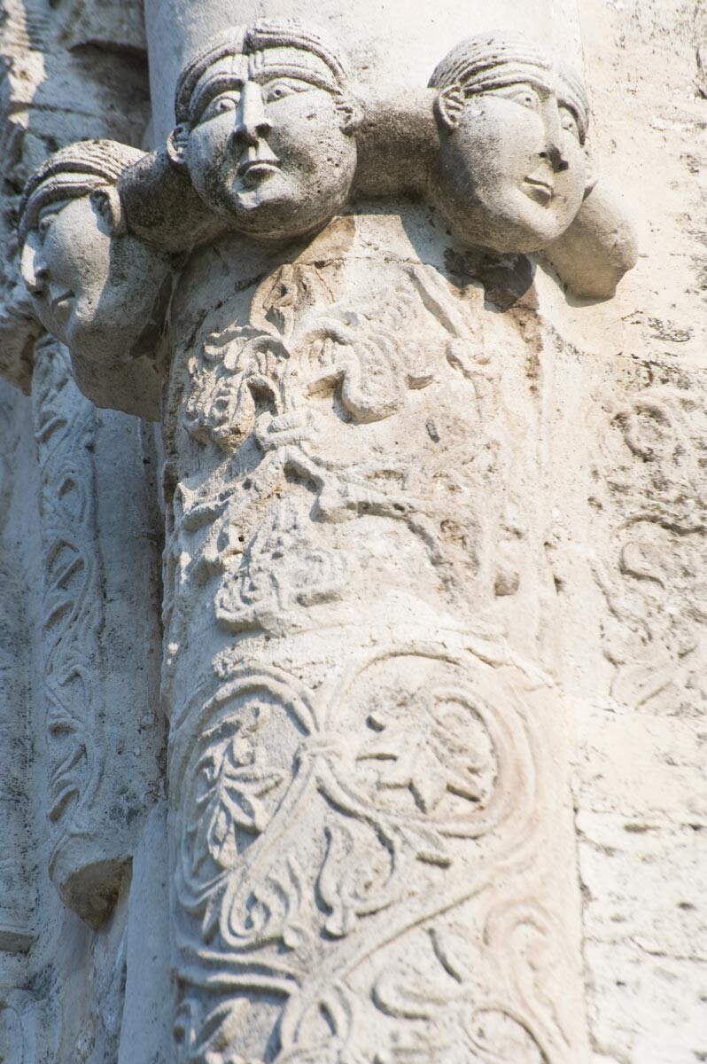 Catedral de San Jorge, esquina noroeste. Columna adosada con cabezas talladas. 21 de agosto de 2013