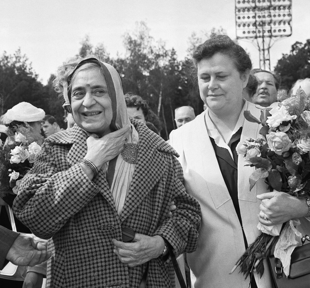 Член Президиума Советского комитета защиты мира Нина Попова (справа) встречает Рамешвари Неру в московском аэропорте, 1961