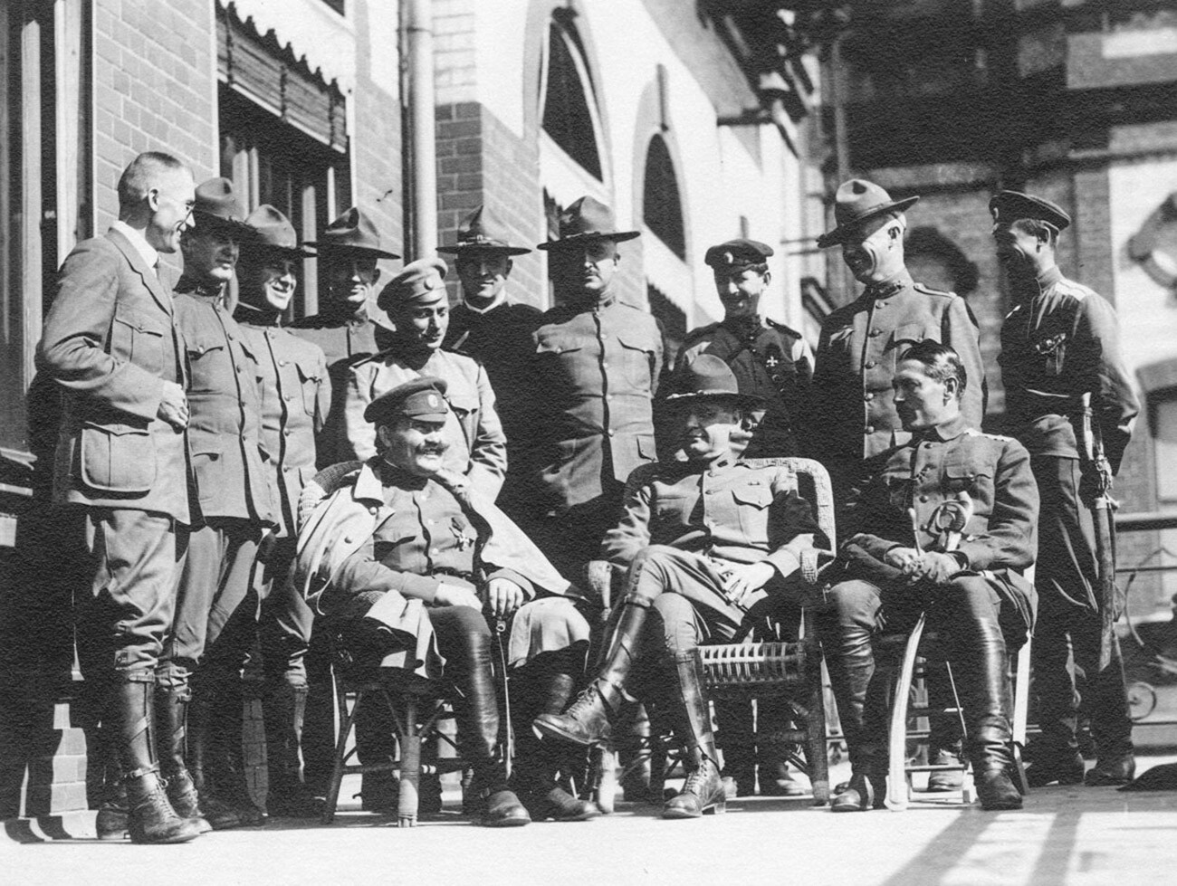  Генерал Беле армије Григориј Семјонов са представницима америчке мисије коју је предводио Вилијам Грејвс. Владивосток 1918. 