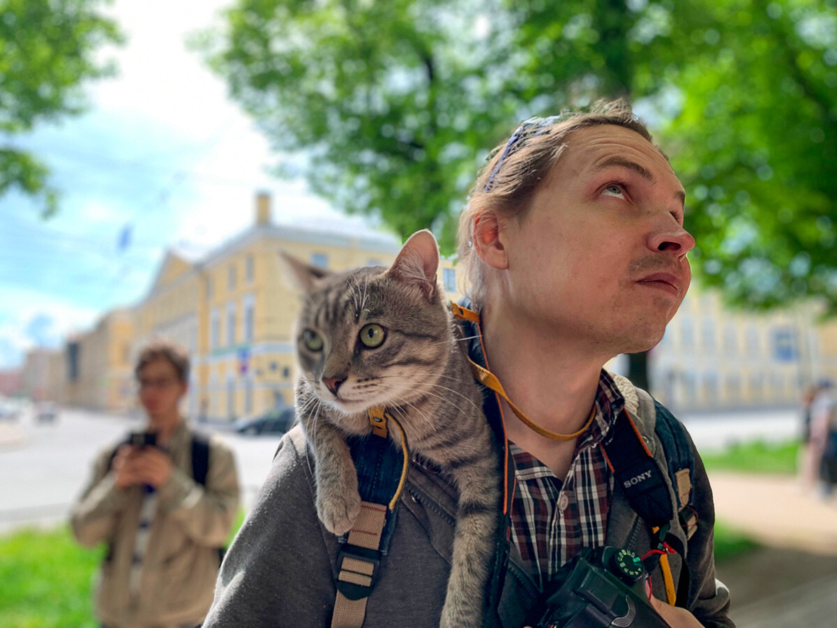Dymok the cat with his human.