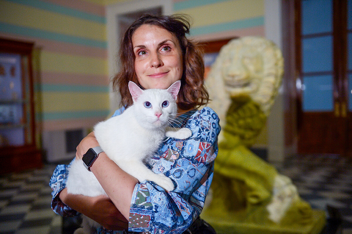 Veterinarka iz Ermitaža Anna Kondratjeva in maček Ahil, ki je napovedal zmago Švice nad Švedsko na tekmi svetovnega prvenstva v nogometu 2018.
