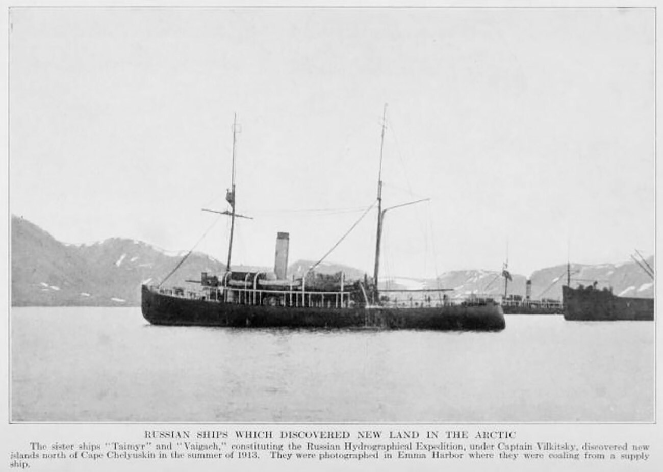  Руски ледоразбивачи и проучвателен кораби Таймир и Вайгач въглищат в пристанището Ема 1913 година 