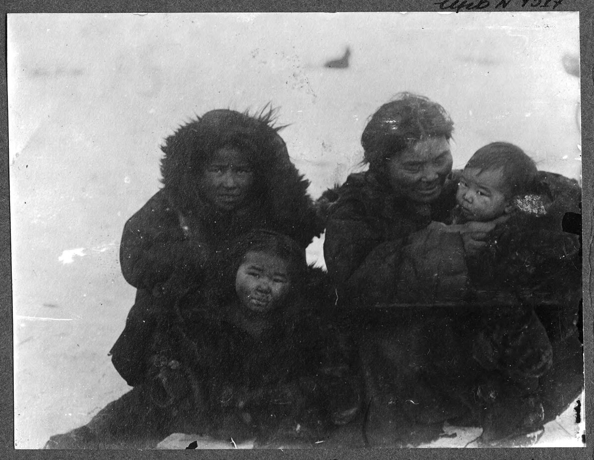 1910, Čukčijka z otroki v narodni noši.