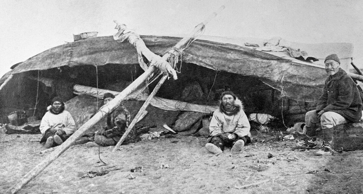 Tchouktches près de l'entrée de leur iaranga (hutte traditionnelle), 1901