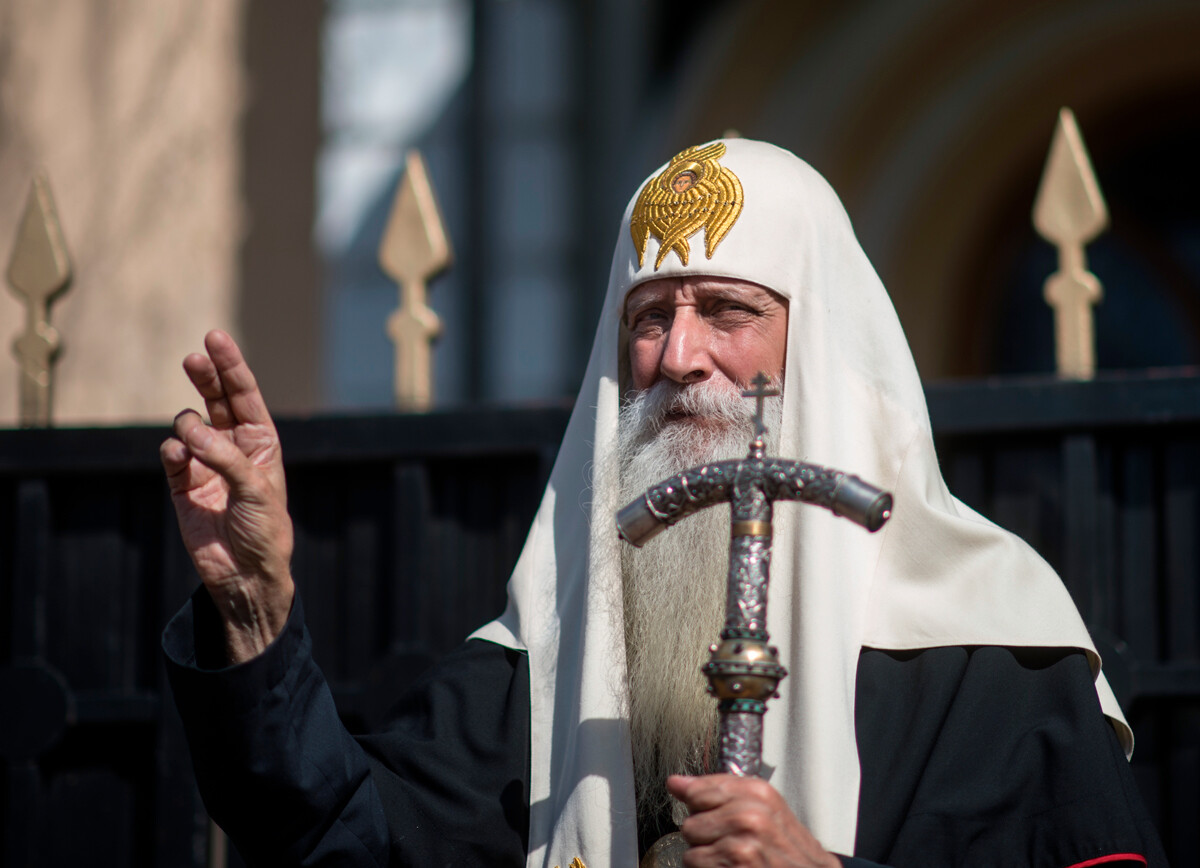 Il metropolita Kornilij, metropolita di Mosca e di tutta la Rus', impartisce la benedizione con le due dita
