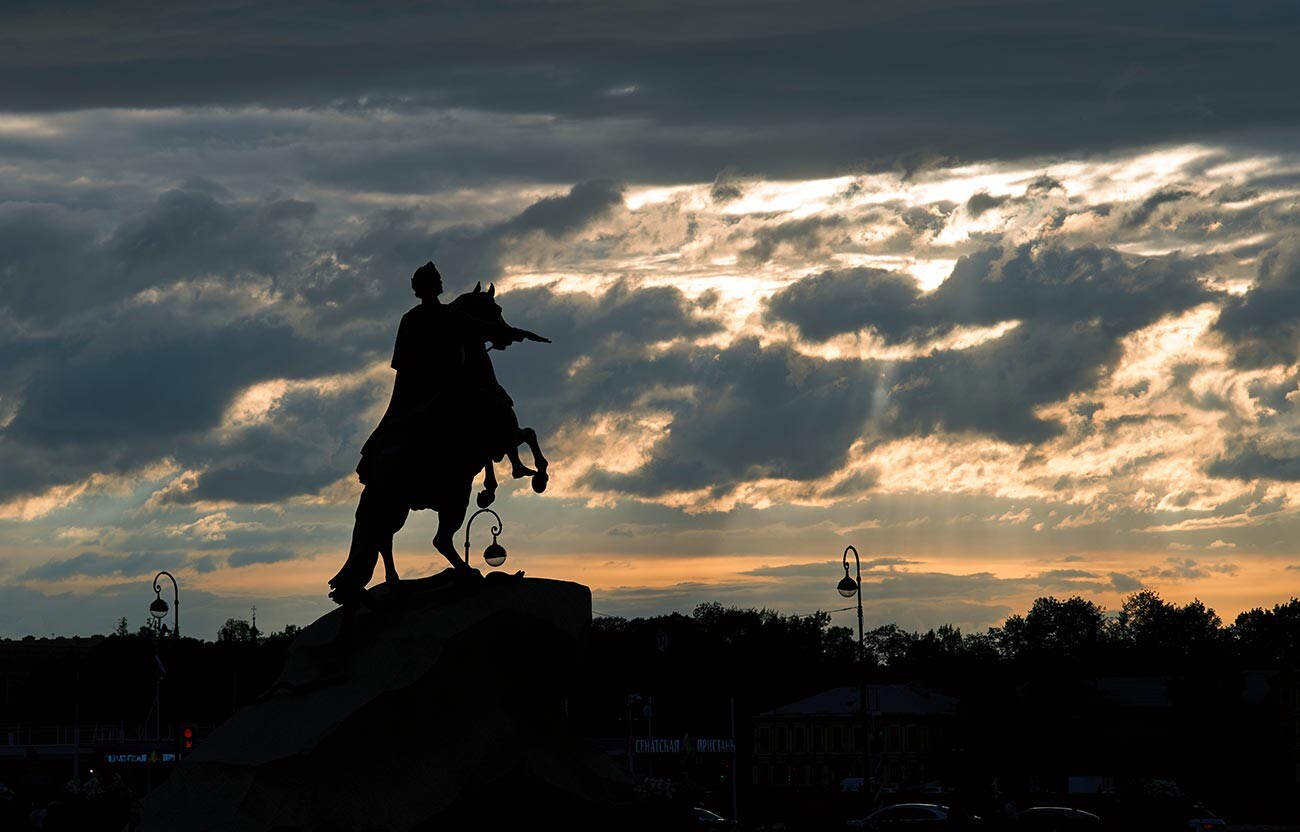6月の白夜の季節にピョートル大帝の騎馬像「青銅の騎士」が夕焼けを迎える